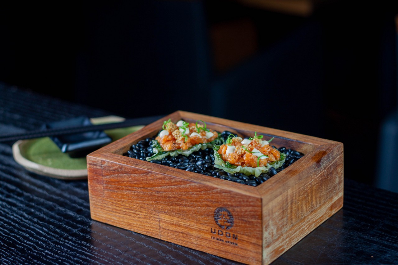 Tempurá de Shissô: Folha de shissô, tartar de salmão picante, maiô de tucupi e mostarda em grão do restaurante Udon