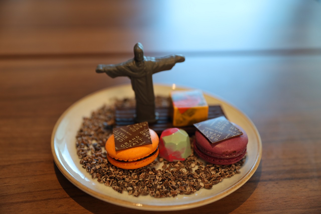 Mix de doces produzidos pela chef Paula Peixoto tem Cristo Redentor feito de chocolate belga