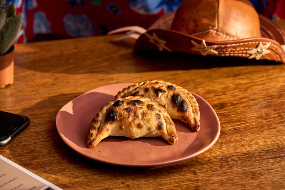 A Empanada Sertaneja, collab entre La Guapa e Mocotó, já está disponível em Belo Horizonte