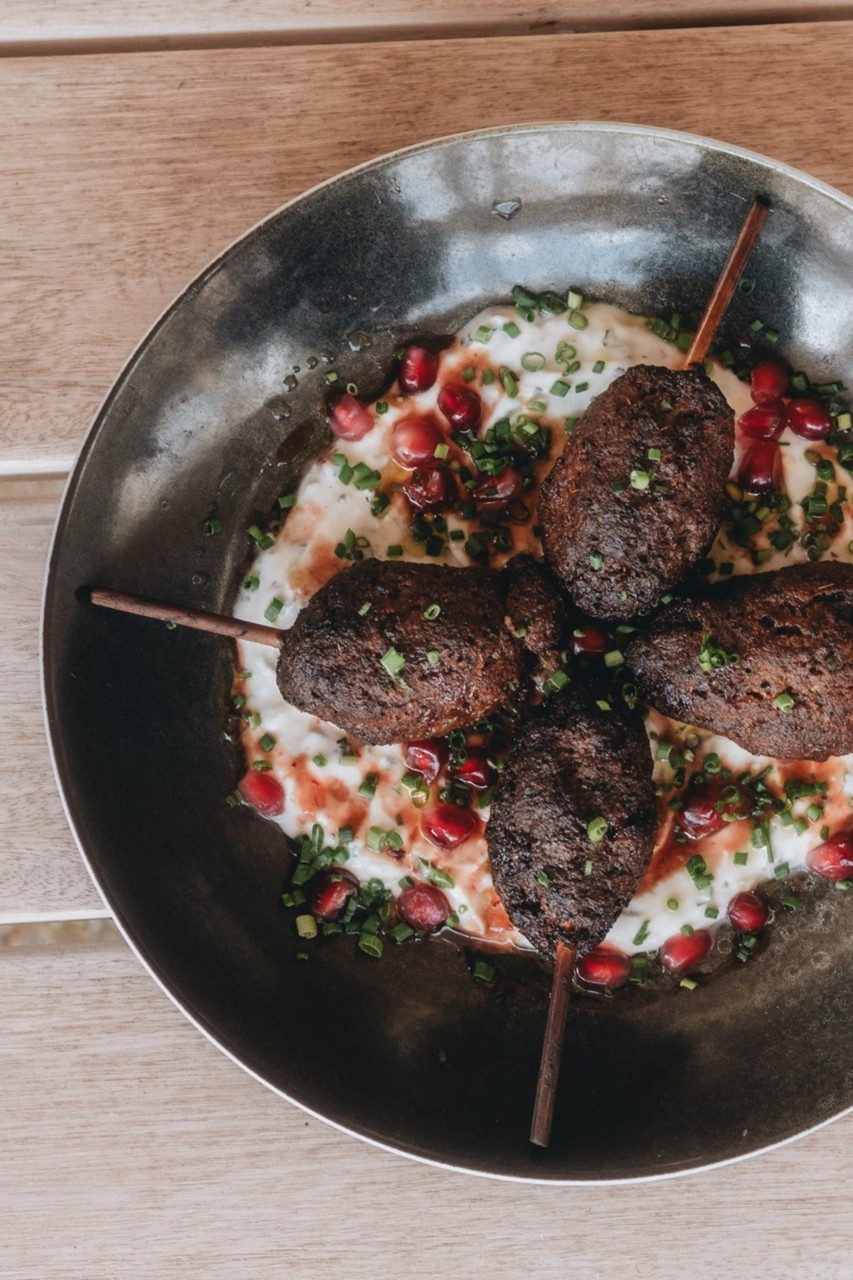 Kafta com molho tzatziki e melaço de romã, do Mitra