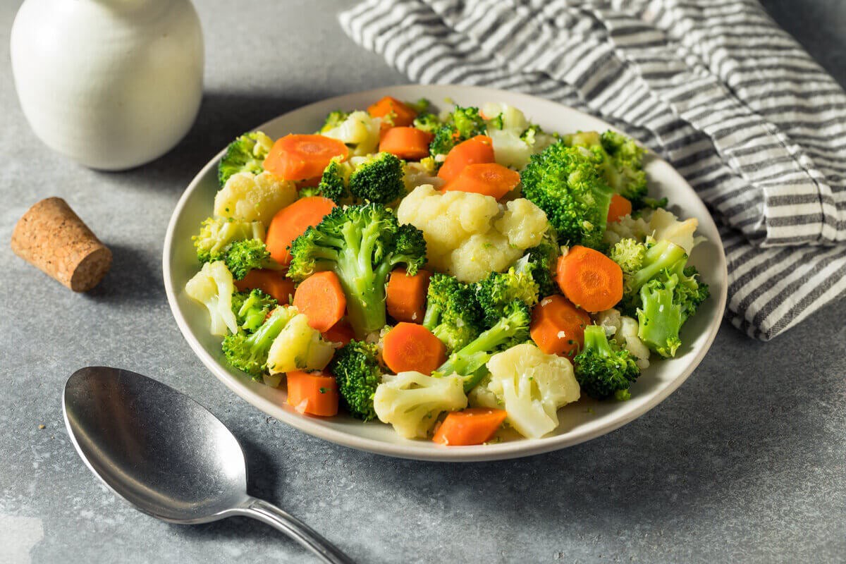 Salada de brócolis com cenoura e couve-flor