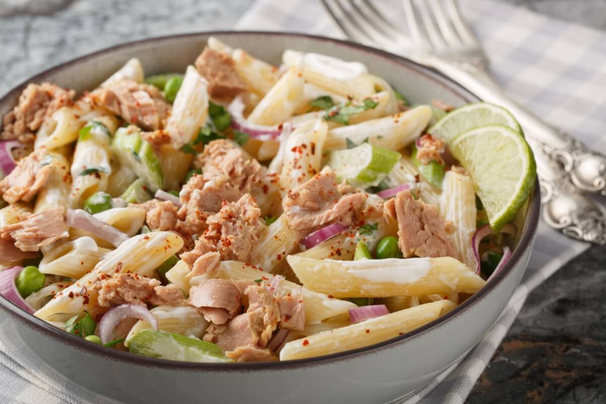 Salada de macarrão com iogurte e atum