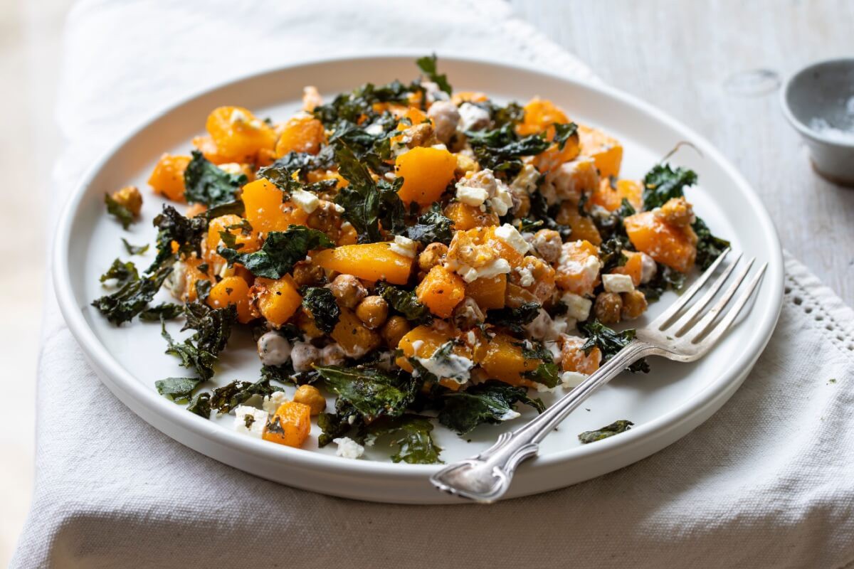 Salada morna de abóbora com couve e grão-de-bico