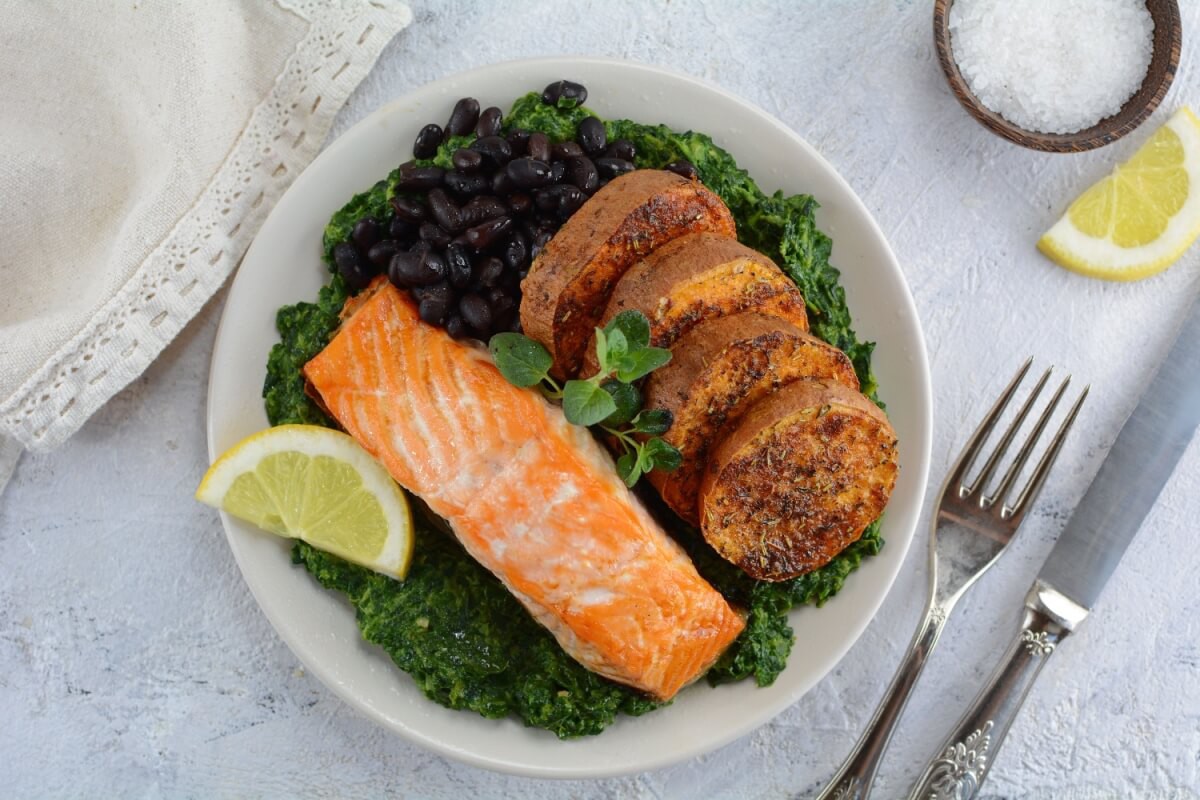 Salmão grelhado com batata-doce assada, espinafre refogado e feijão-preto