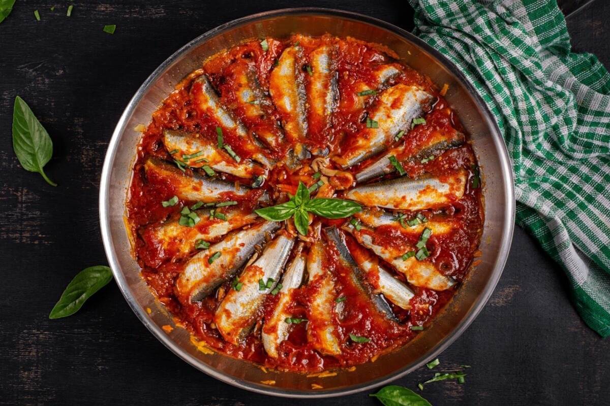 Sardinhas frescas ao molho de tomate com ervas