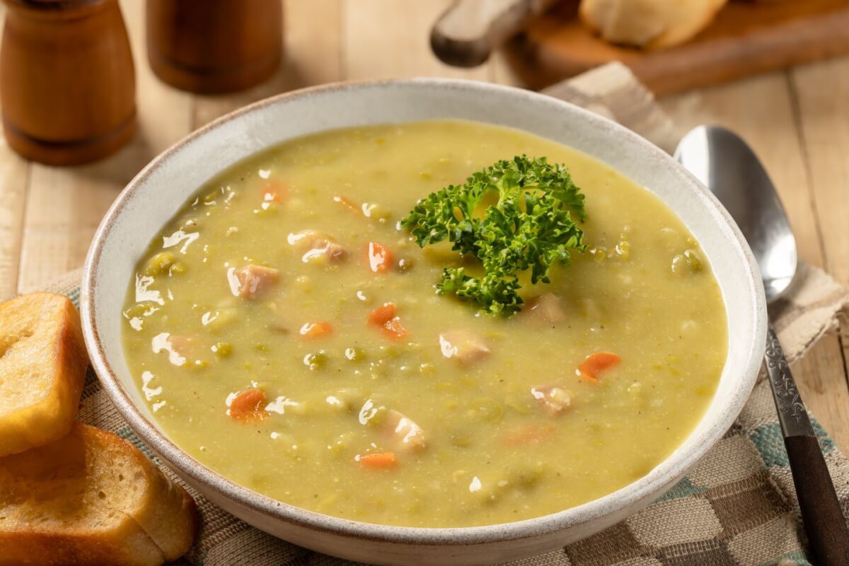 Sopa cremosa de ervilha com legumes e bacon