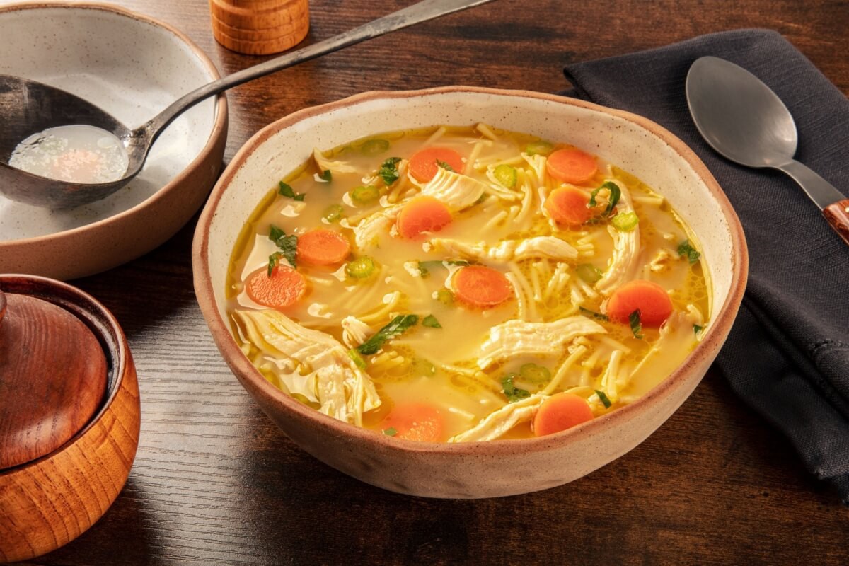Sopa de frango com cenoura e macarrão