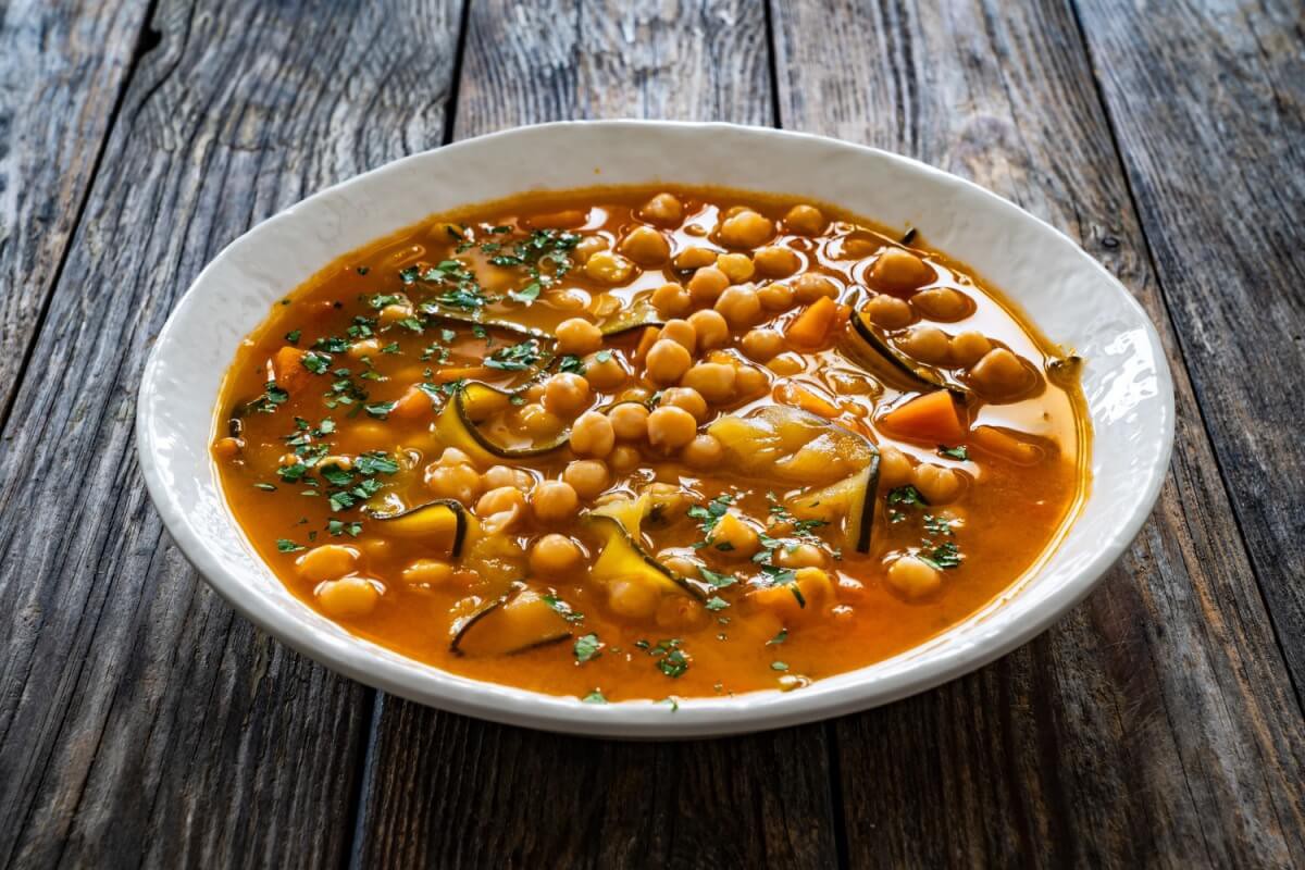 Sopa de grão-de-bico com abobrinha e batata-doce