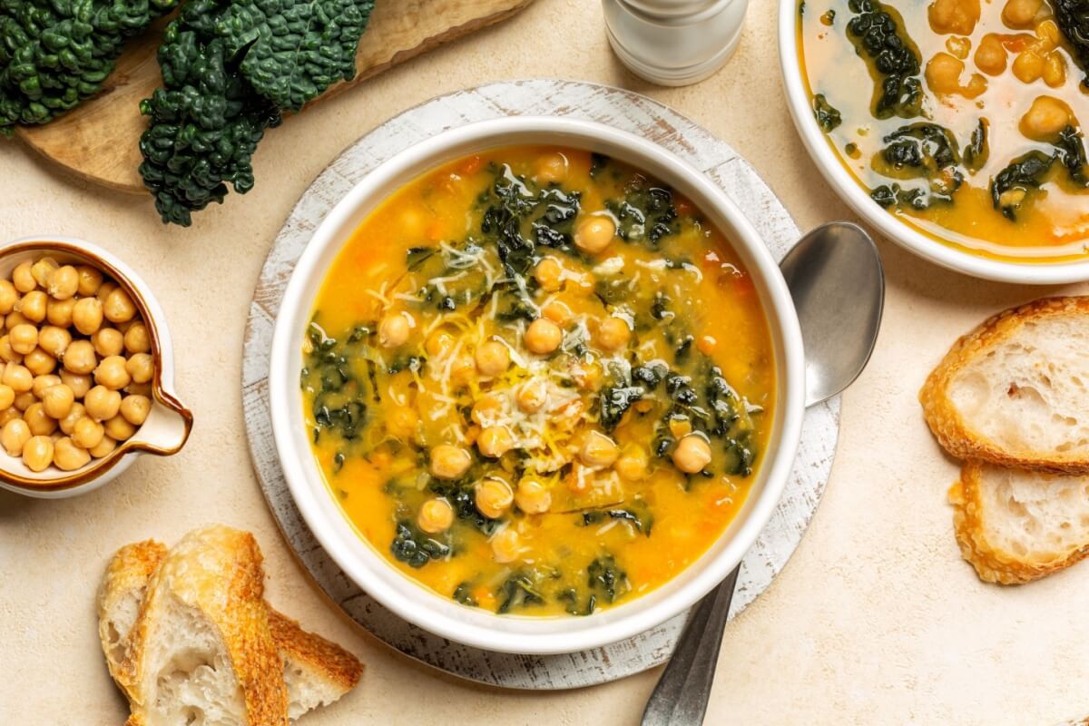 Sopa de grão-de-bico com couve e legumes