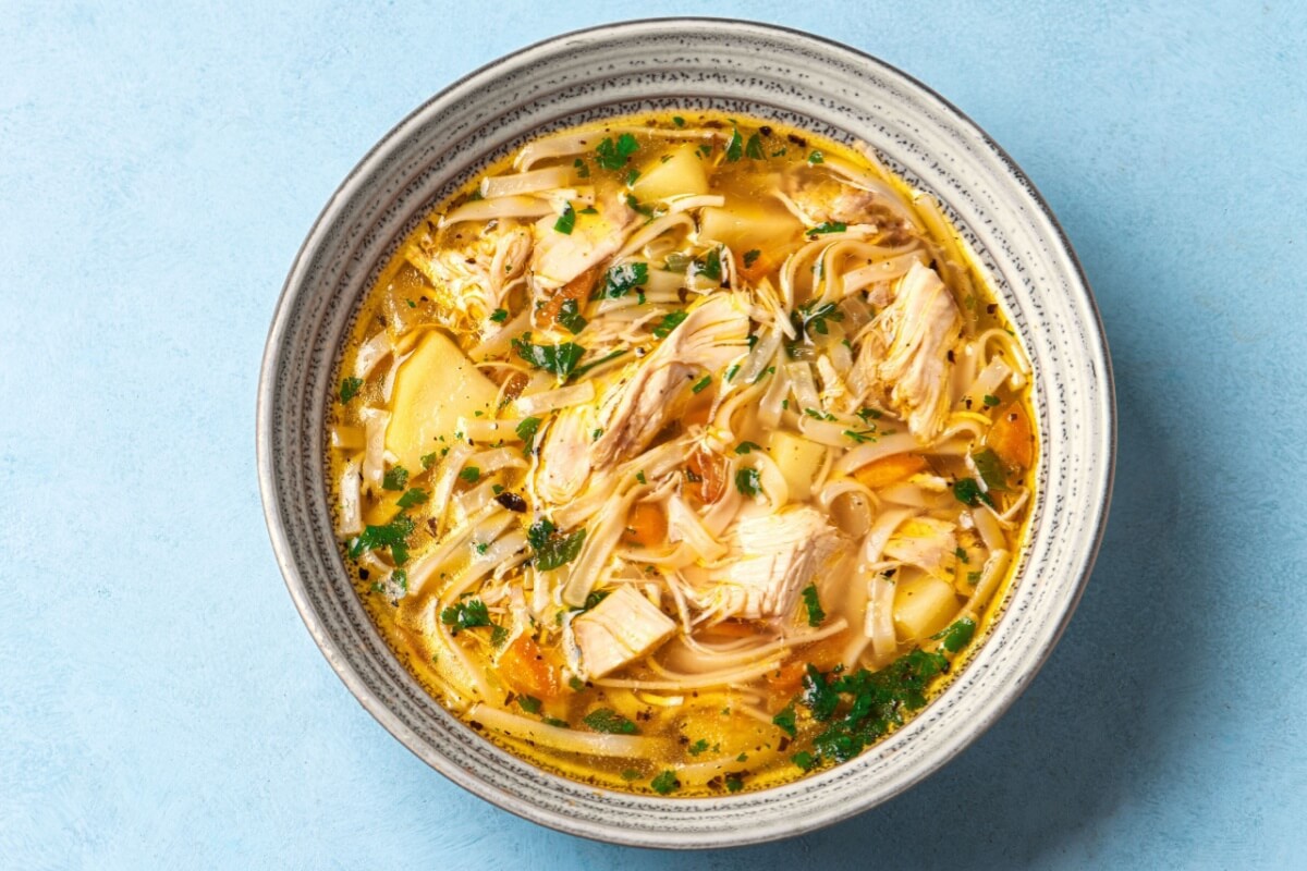 Sopa de macarrão com frango e legumes
