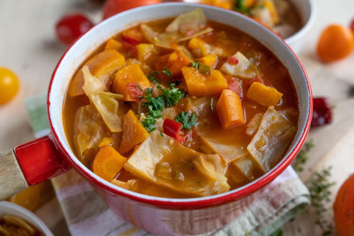 Sopa de repolho com abóbora, cenoura e tomate