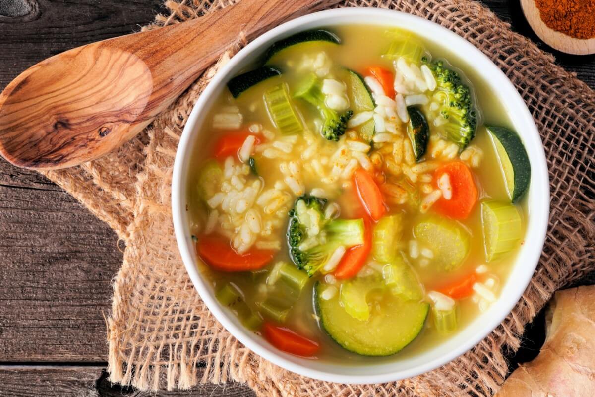 Sopa detox de legumes com arroz