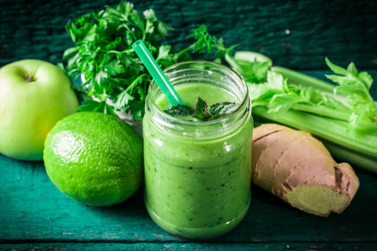 Suco detox de aipo com maçã-verde e limão