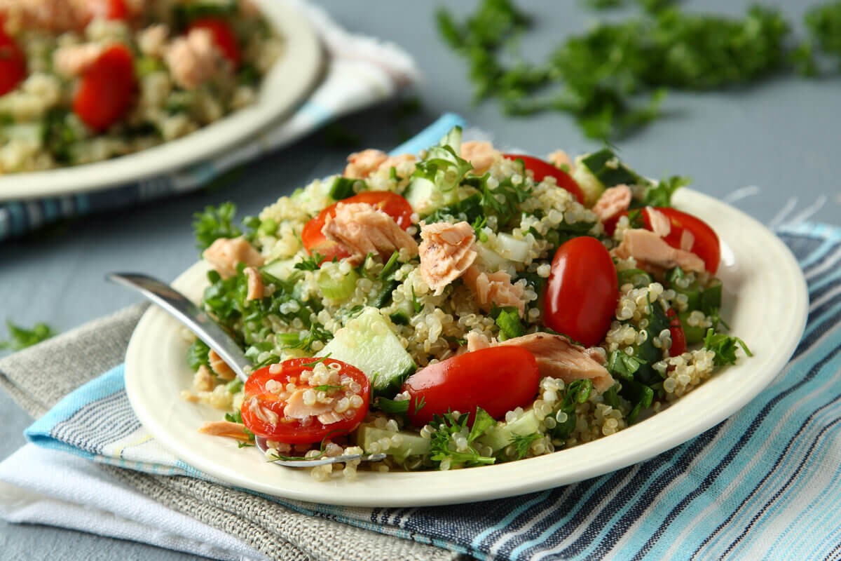 Tabule de quinoa com salmão