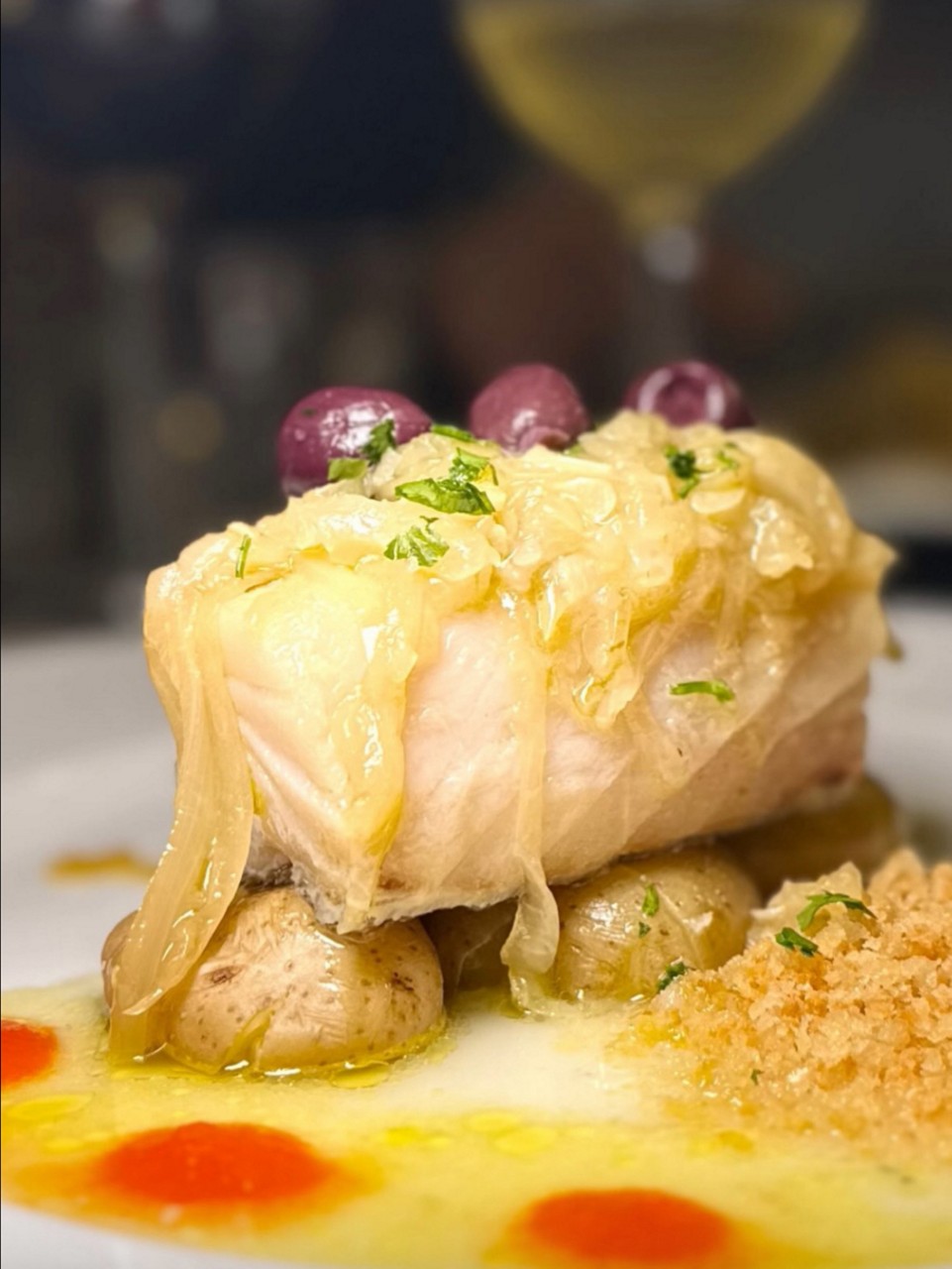 Bacalhau servido com geléia de pimentão, batatas ao murro e um delicado aioli feito também com bacalhau do chef Alexandre Henriques