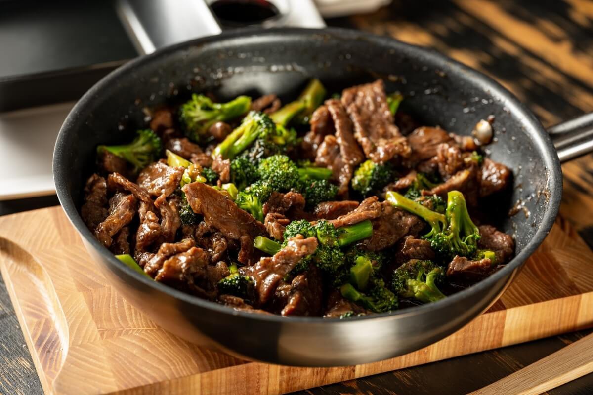 Tiras de bife com brócolis