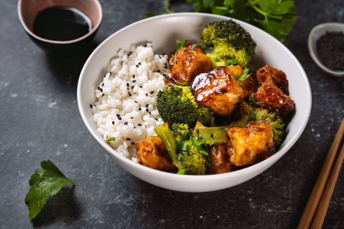 Tofu grelhado com brócolis ao molho asiático