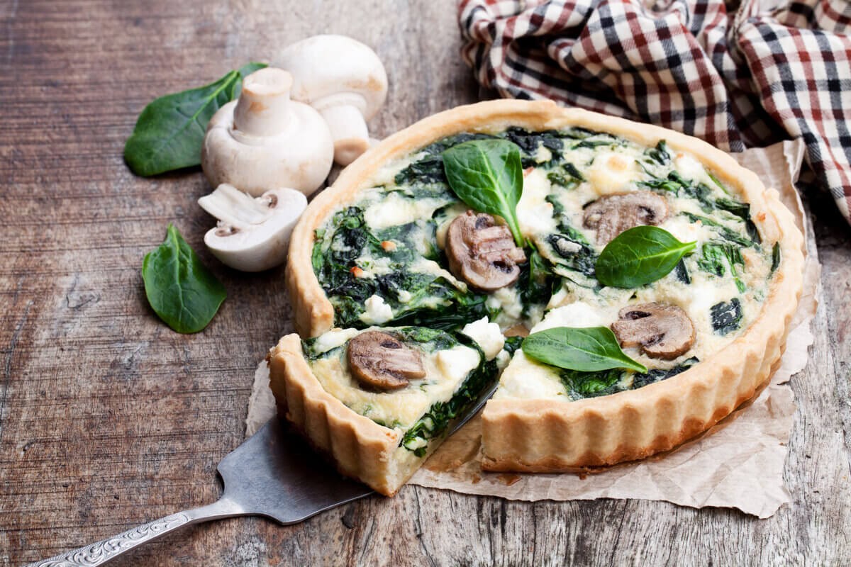 Torta de espinafre com cogumelo e tofu