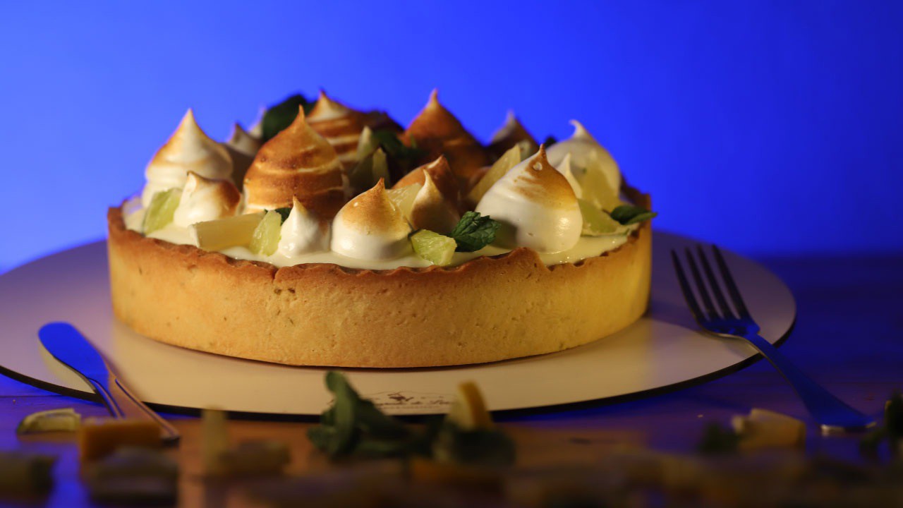 Torta leva limões-taiti e siciliano e pode ser finalizada com maçarico cilinário