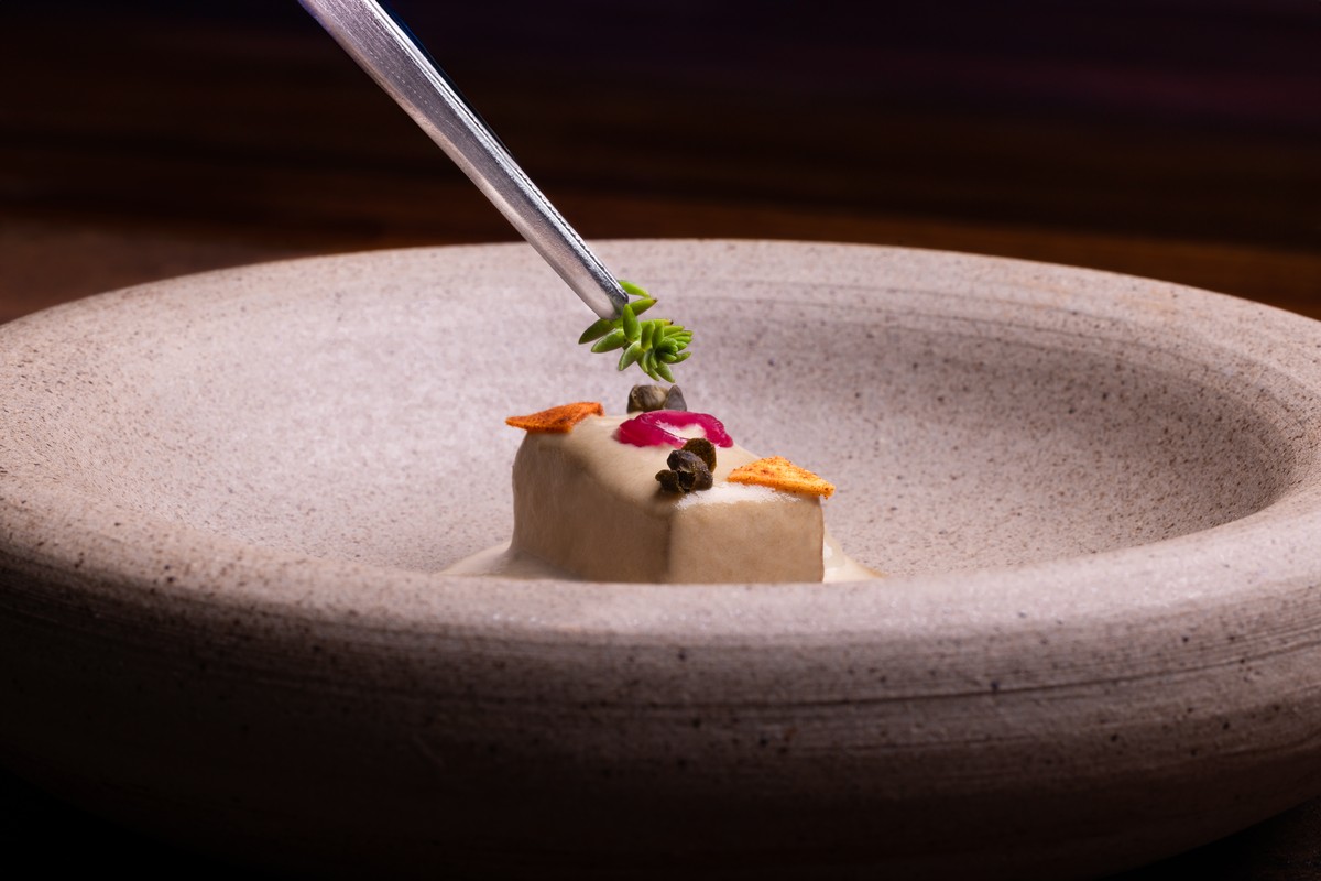 Um dos pratos pioneiros preparados pelo chef Issam Koteich é língua de cordeiro grelhada com molho cremoso de atum, cebola e alcaparras 
