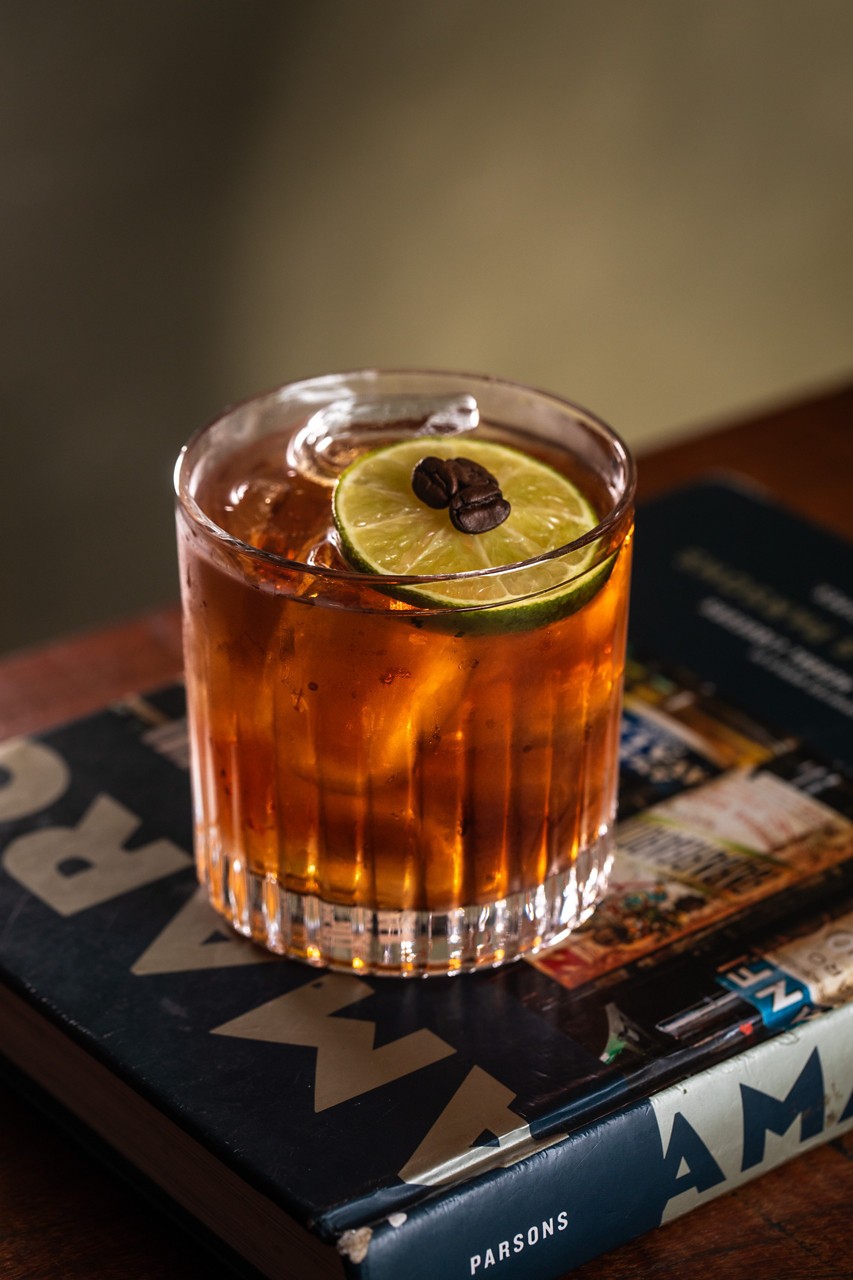 Meu RG, drink da Cantina da Praça (RJ) é uma releitura do tradicional 'Rabo de Galo' brasileiro, feito com cachaça, Ramazzotti Rosato, Cynar, tintura de café e vermute Cinzano Rosso