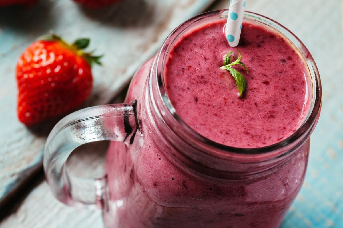 Vitamina caseira de açaí com morango