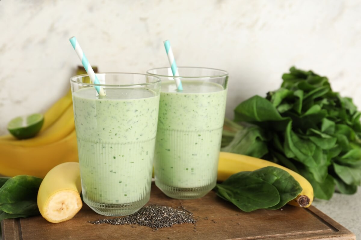 Vitamina de banana, espinafre e chia