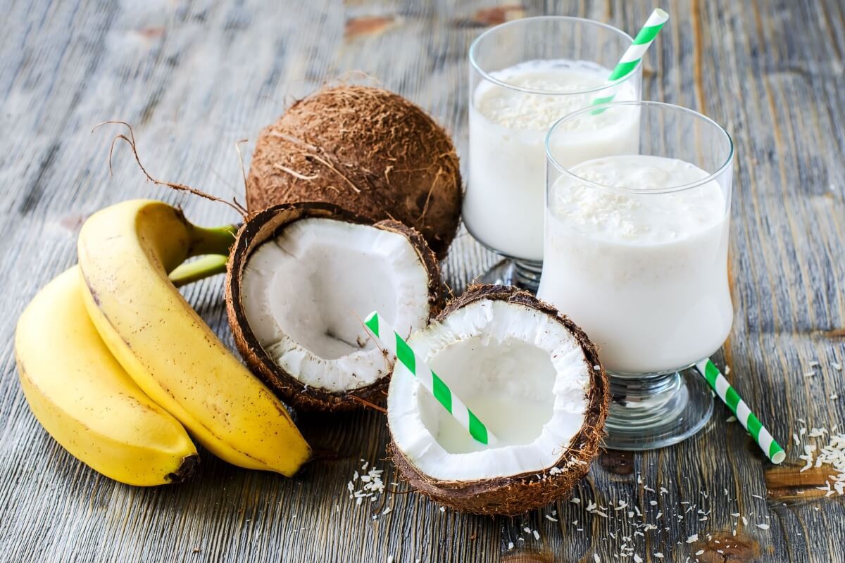 Vitamina de coco, banana e aveia