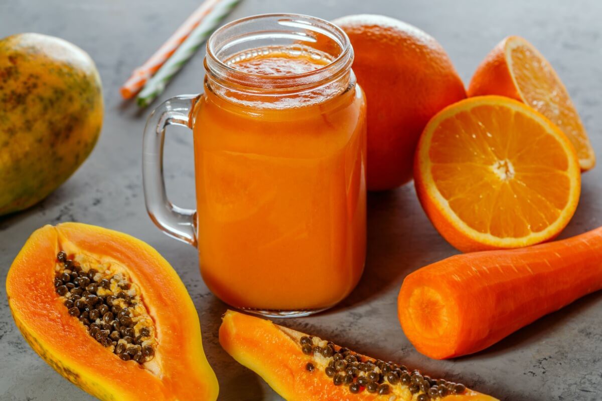 Vitamina de mamão, cenoura e laranja