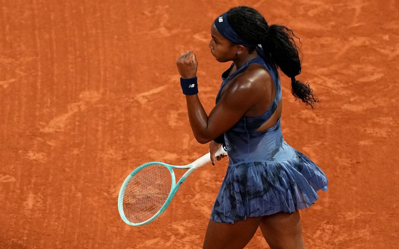 Coco Gauff em partida contra Lois Boisson em Roland Garros (Foto: Dimitar DILKOFF / AFP)