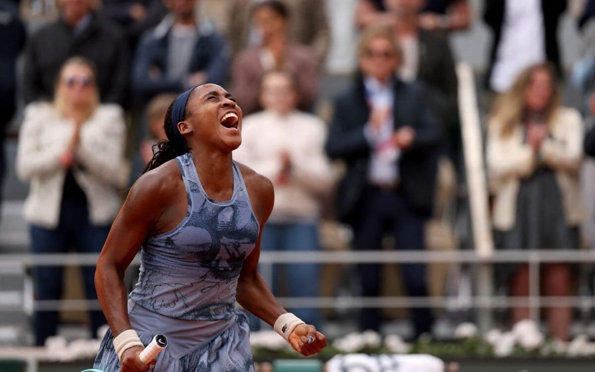 A emoção de Coco Gauff após o primeiro título em Roland Garros (Foto: ALAIN JOCARD / AFP)