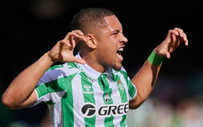 Vitor Roque celebra gol pelo Real Betis (Foto: Reprodução/Instagram)