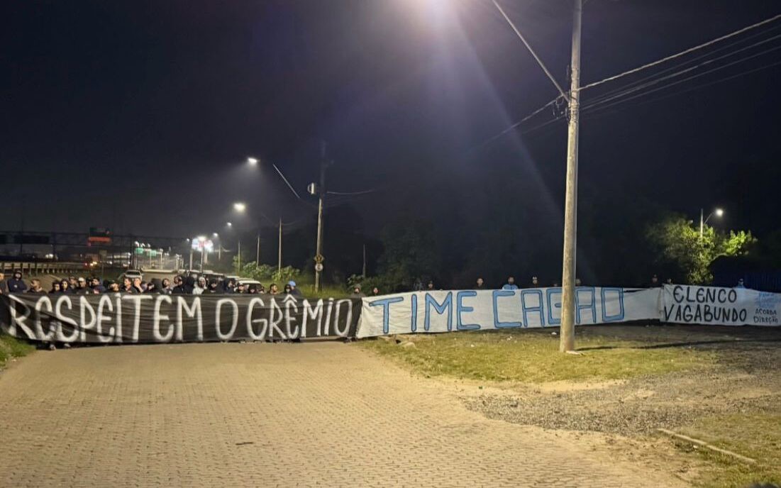 Geral do Grêmio protesta na chegada da delegação após goleada para o Mirassol. (Foto: Reprodução/Instagram)