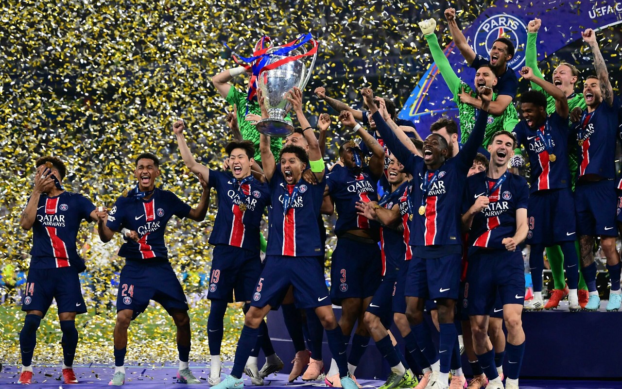 Jogadores do PSG comemoram título da Champions League (Foto: Marco Bertorello / AFP)
