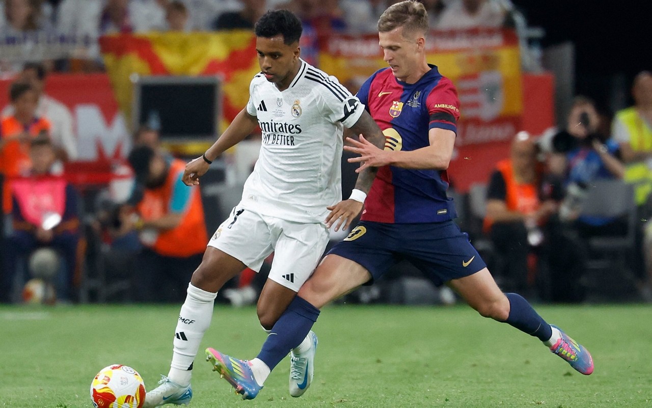 Real Madrid e Barcelona em confronto pela final da Copa do Rei (Foto: Pierre-Philippe Marcou / AFP)