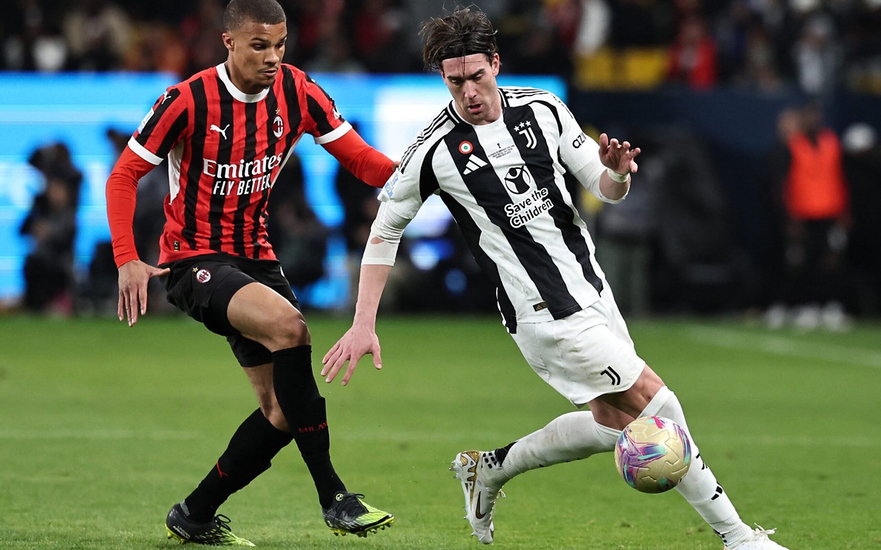 Milan em duelo contra a Juventus na Supercopa Italiana (Foto: Fadel Senna/AFP)