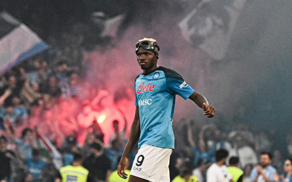 Victor Osimhen em ação pelo Napoli (Foto: Tiziana Fabi / AFP)