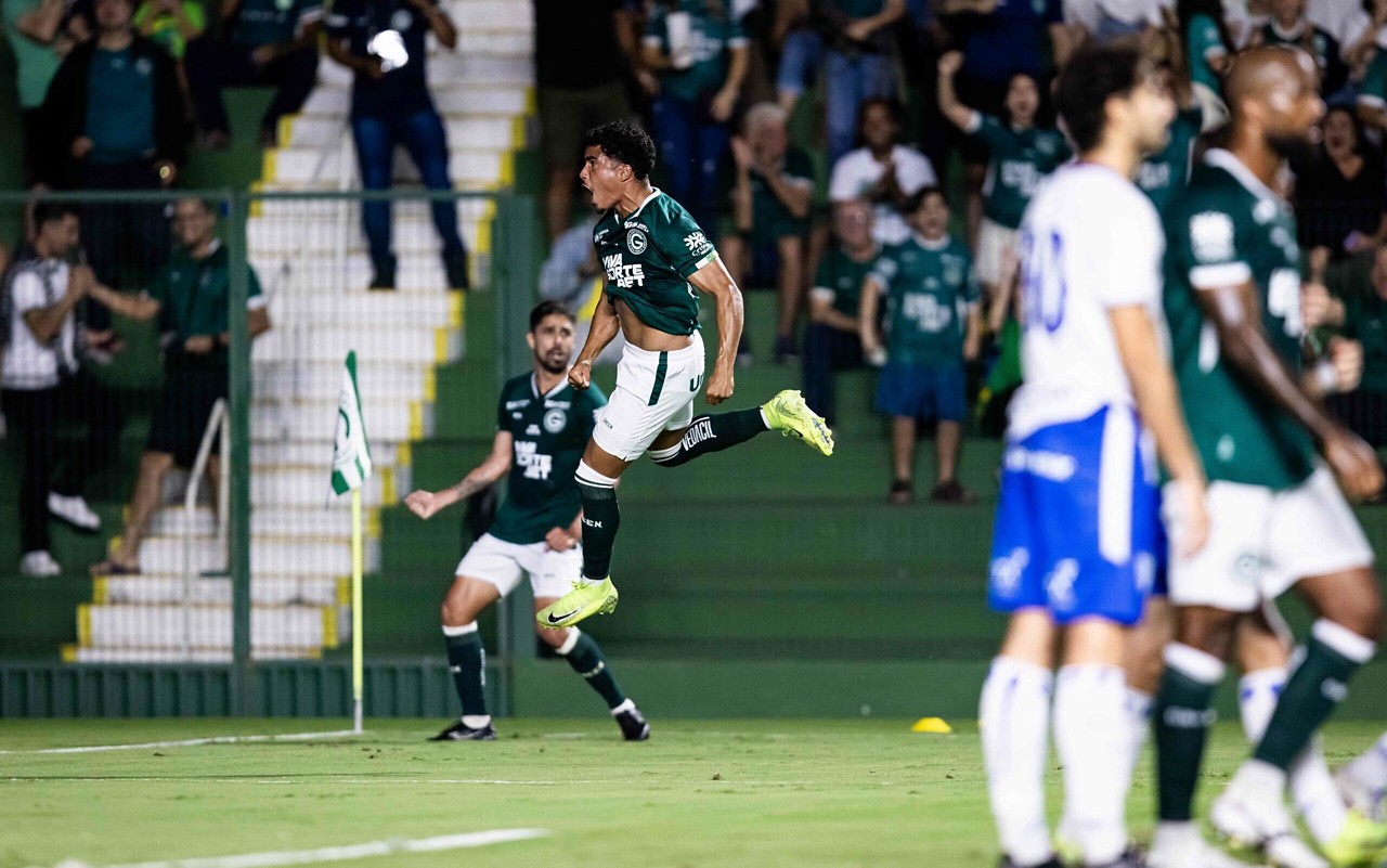 Pedrinho, do Goiás, comemora gol contra o Avaí pela Série B (Foto: Heber Gomes/AGIF)