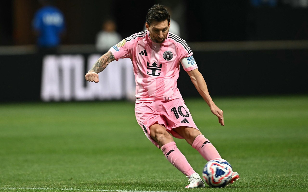 Cobrança de falta de Lionel Messi contra o Porto (Foto: Paul ELLIS / AFP)