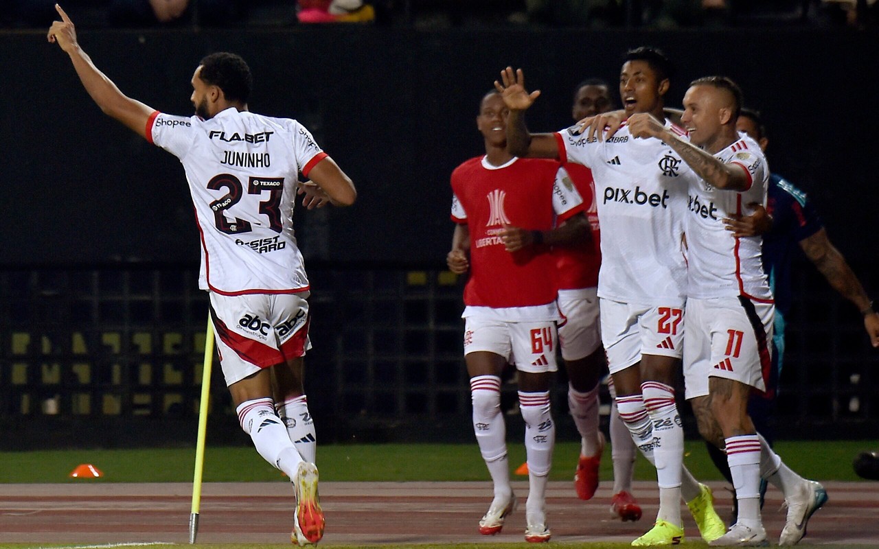 Juninho comemora gol pelo Flamengo na Libertadores (Foto: Schneyder Mendoza / AFP)