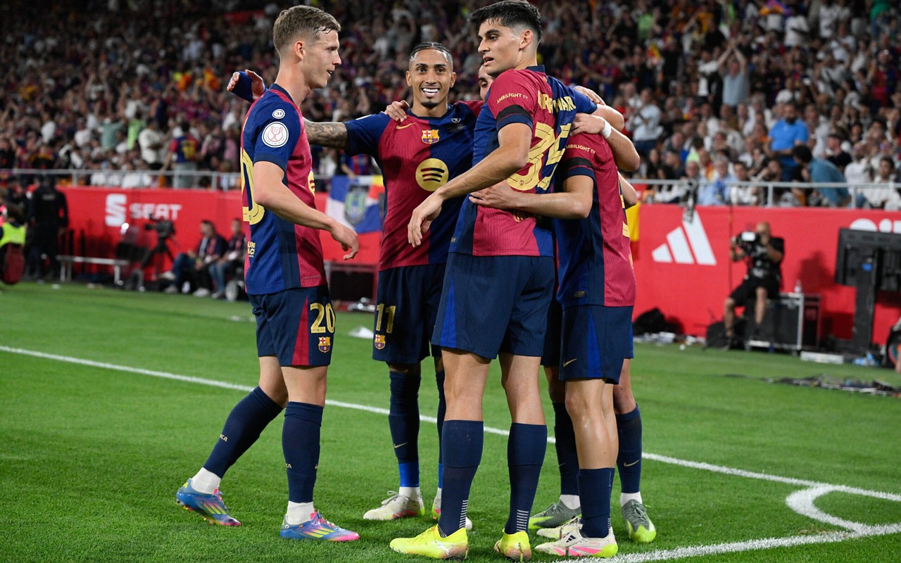 Jogadores do Barcelona comemoram gol diante do Real Madrid, pela Copa do Rei (Foto: Josep Lago / AFP)