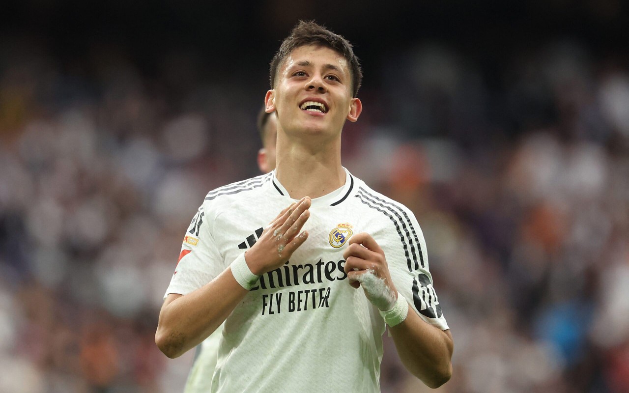Arda Güler comemora golaço marcado em Real Madrid x Celta de Vigo pela 34ª rodada de La Liga (Foto: Pierre-Philippe MARCOU / AFP)