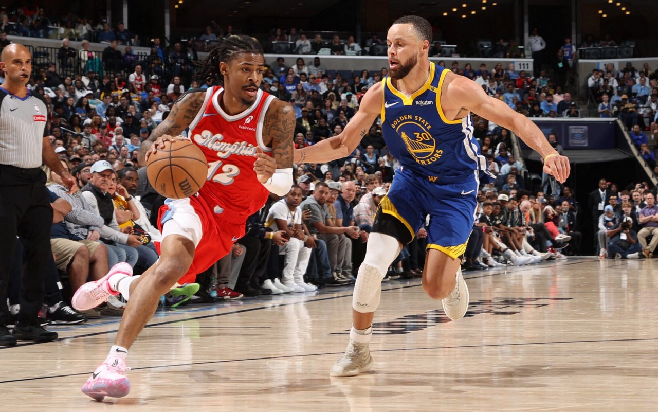 Ja Morant, do Grizzlies, marcado por Stephen Curry, do Warriors, em jogo da NBA 2024/25 (Foto: Joe Murphy/NBAE via Getty Images/AFP)