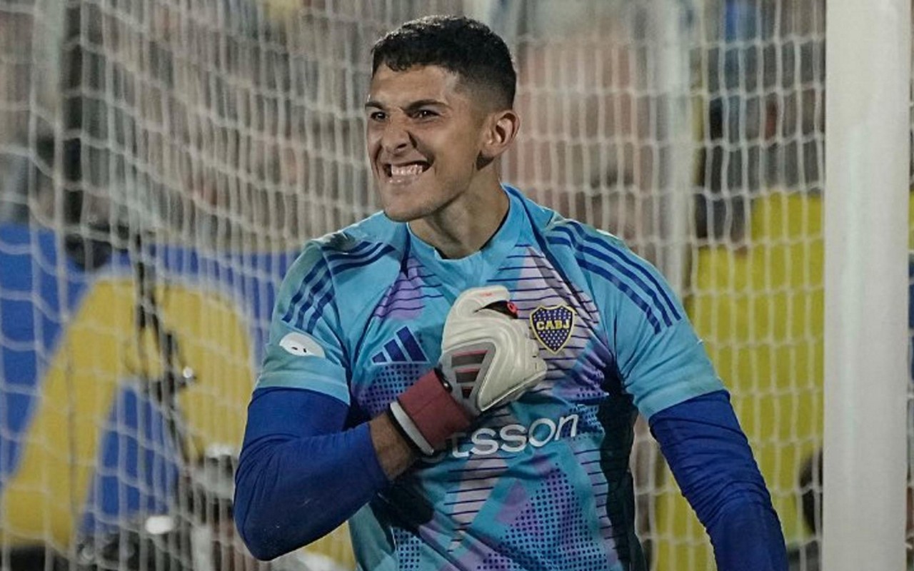 Leandro Brey, de 22 anos, foi alvejado por um pedaço de vidro arremessado pela torcida adversária durante uma partida do Campeoanato Argentino (Foto: Divulgação/Boca Juniors)