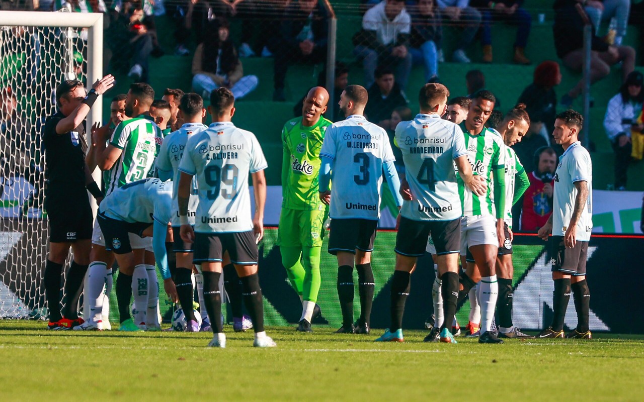 Goleiro Marcão comete pênalti infantil em Kannemann (Foto: Luiz Erbes/AGIF)