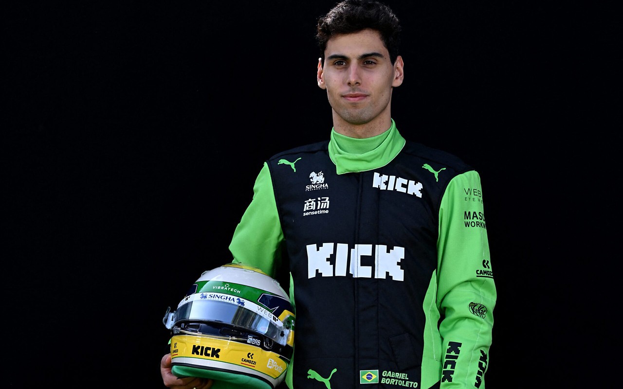 Gabriel Bortoleto durante "media day" para o GP da Austrália da F1 2025 (Foto: WILLIAM WEST / AFP)