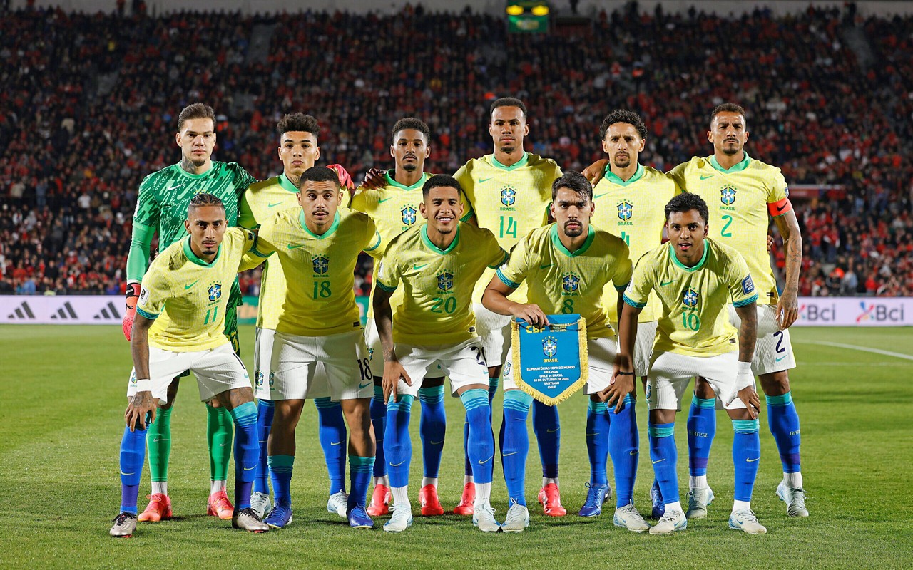 Seleção Brasileira posa para foto oficial antes do jogo contra o Chile, pelas Eliminatórias da Copa do Mundo (Foto: Rafael Ribeiro/CBF)