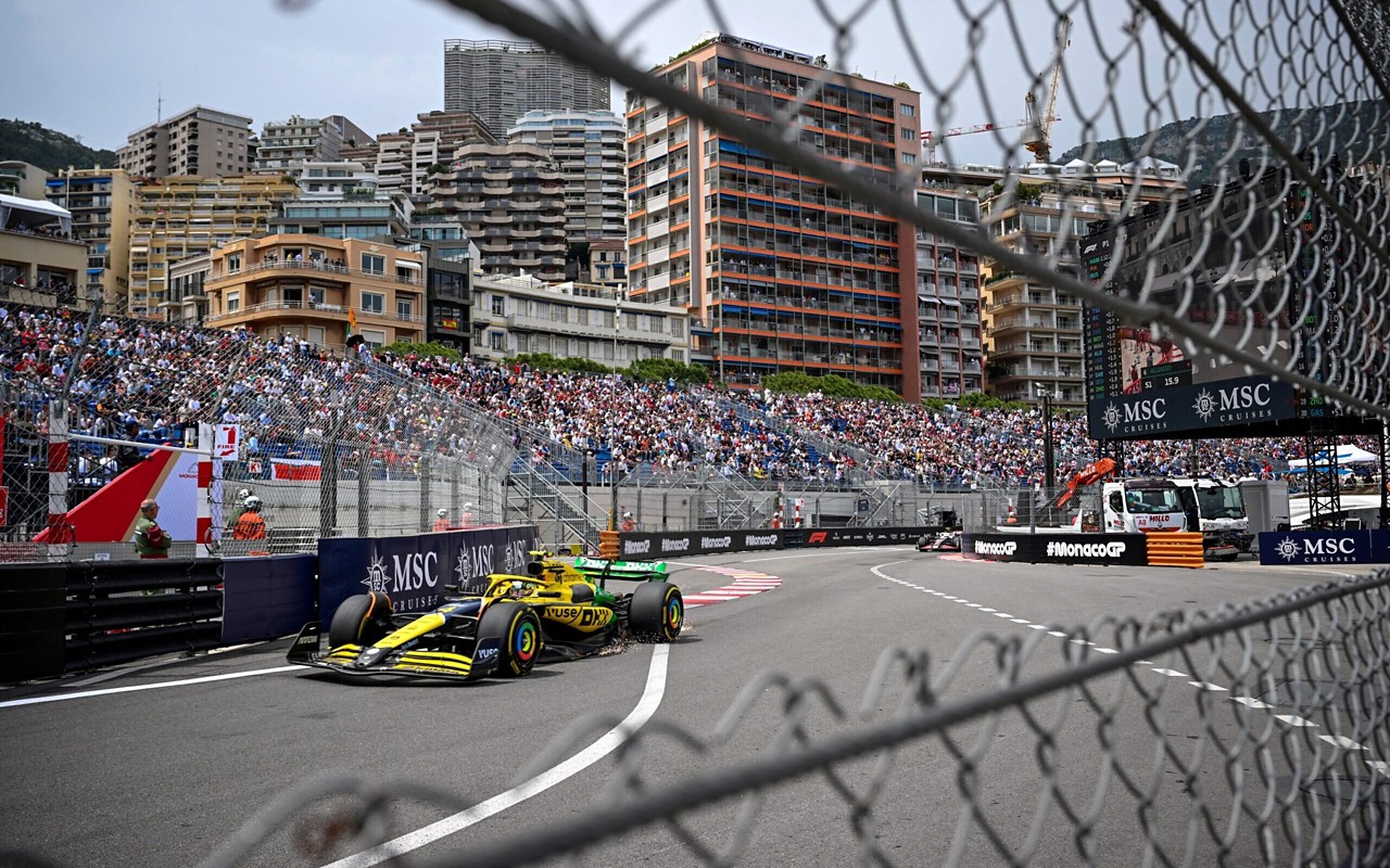 O Circuit de Monaco contorna o porto e a por pontos icônicos como o Cassino, o túnel e a La Rascasse. (Foto: Nicolas Tucat/AFP)