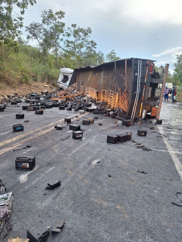Grave acidente com capotamento e tombamento de veículos deixa seis feridos na BR-251, em Salinas
