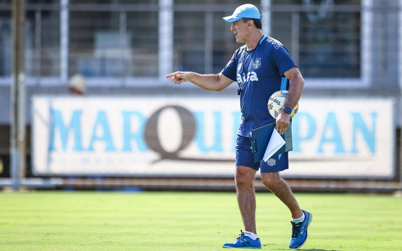 Gustavo Quinteros tem mais um treino para definir a equipe do clássico. FOTO: LUCAS UEBEL/GREMIO FBPA